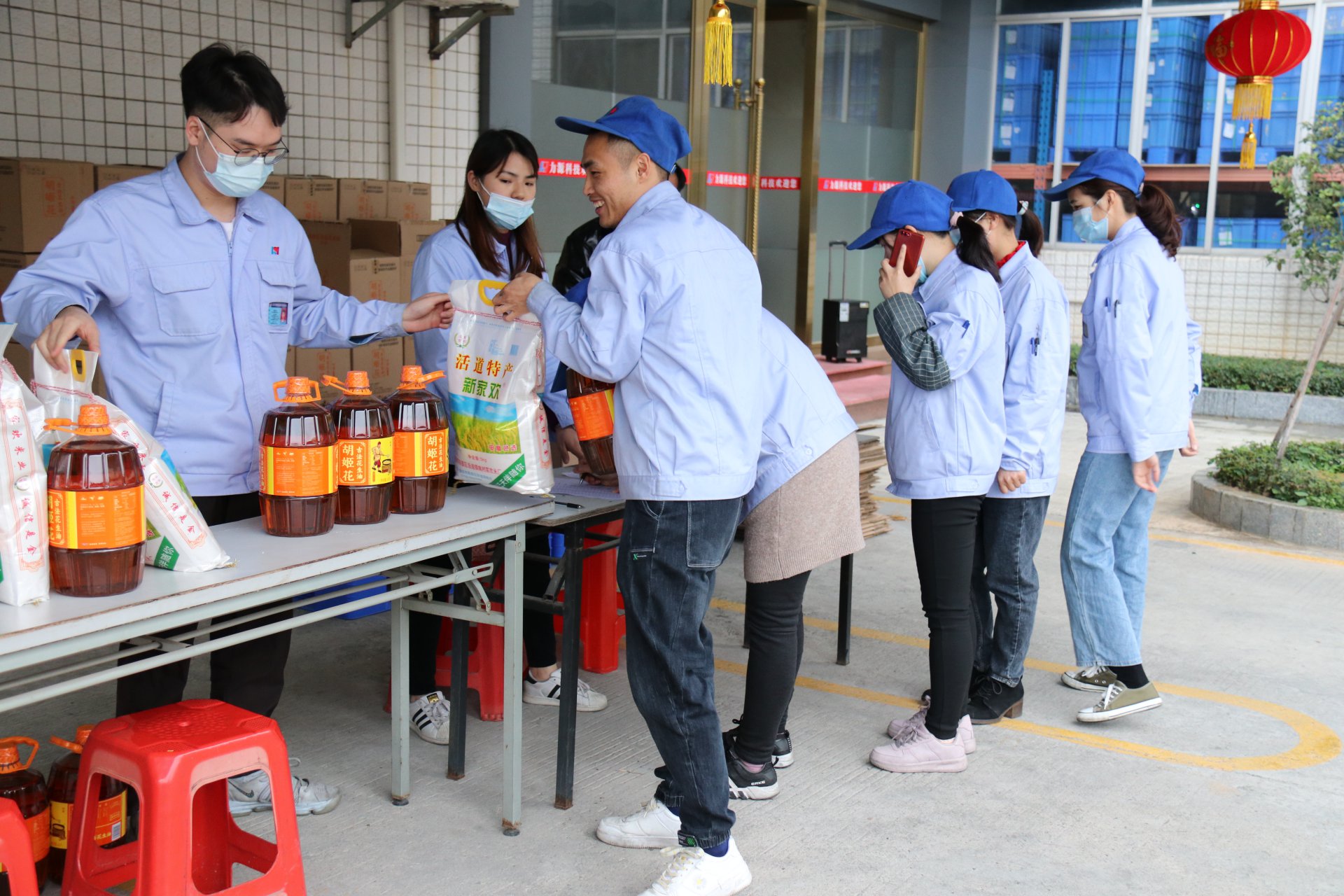 金牛送福，喜迎新春——力源科技向全體員工發放春節福利