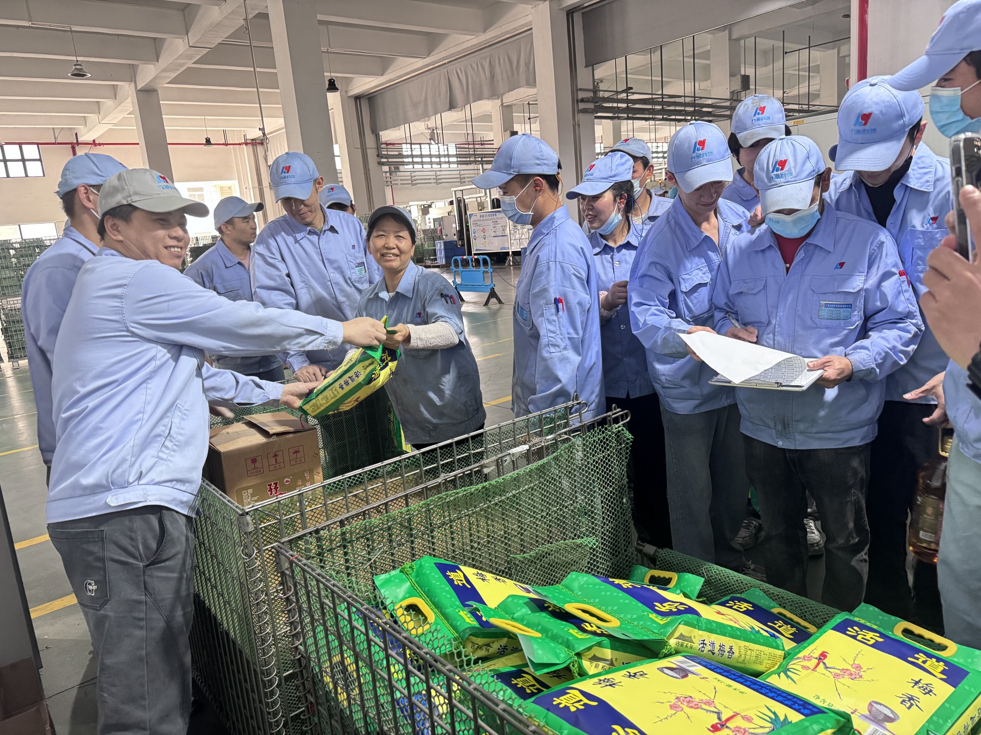 力源科技為員工發放春節福利